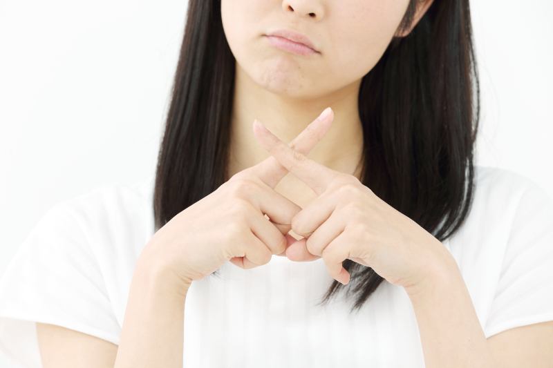 矯正中にワイヤーが外れたら放置しないとバツ印している女性