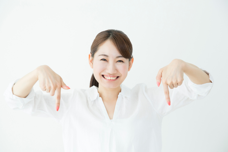 ご自身に合ったホワイトニング方法の選び方を紹介する女性