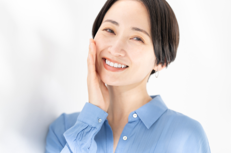 ホワイトニングで綺麗な白い歯を手に入れた笑顔の女性