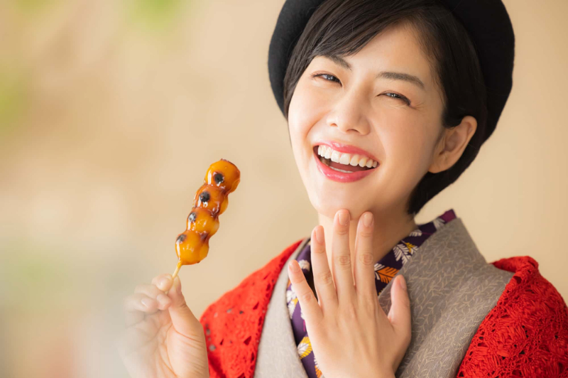 マウスピース矯正した綺麗な歯並びで笑う女性