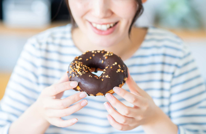虫歯が再発する要因の甘い食べ物を食べるイメージ