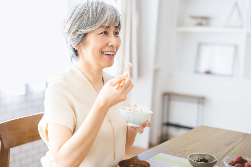 適切なケアで歯を失わずに食事を楽しむ女性