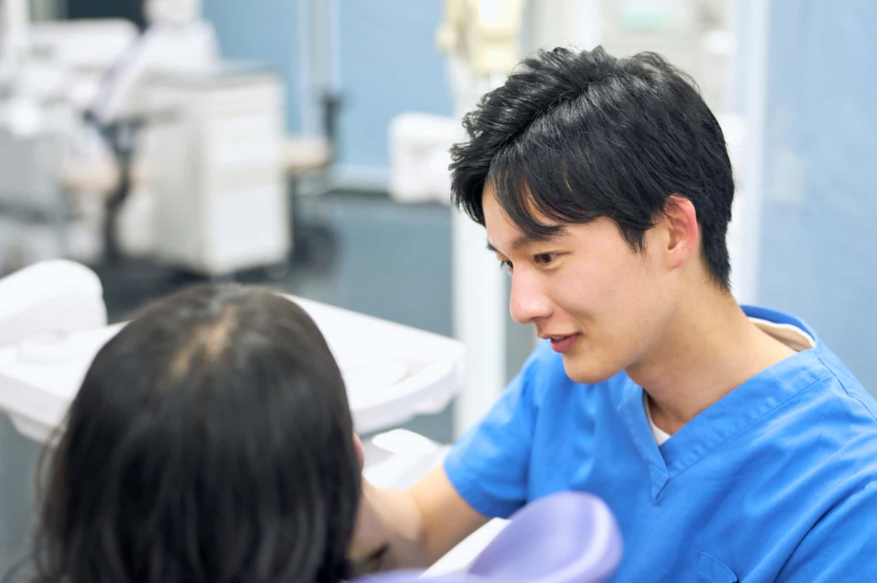 虫歯が再発して歯医者にかかる患者