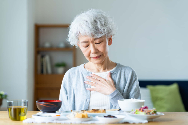 歯を失って食事がしづらい女性
