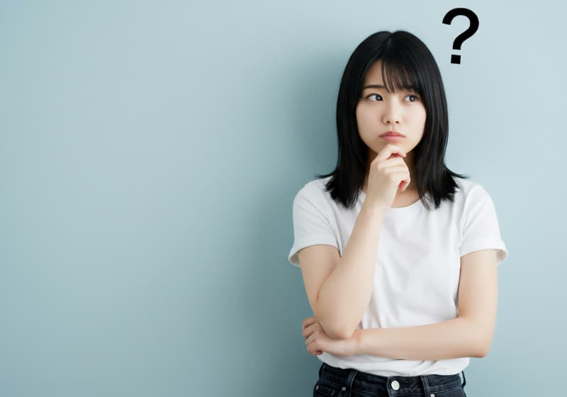 歯の矯正に保険は適用されるのか考える女性