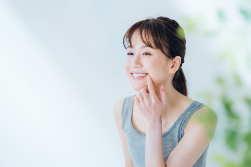 ホワイトニングで白くなった歯を見て嬉しそうな女性