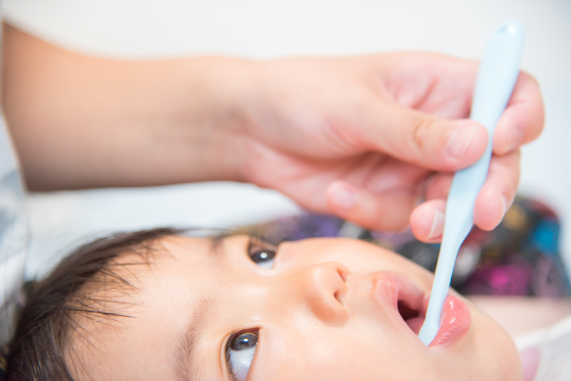 子どもの虫歯を予防するために自宅で歯磨きを習慣化する親子