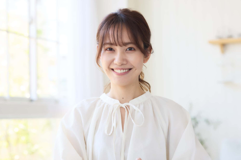 クリーニングをした白い歯で笑う女性