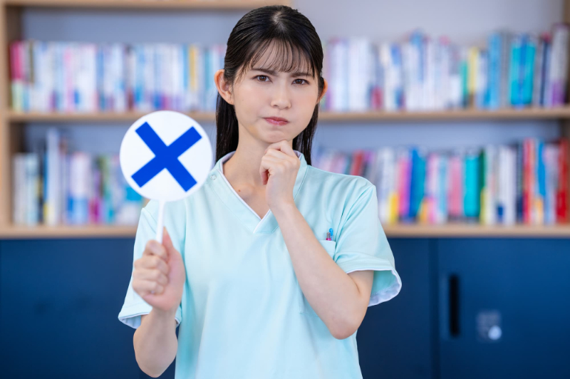 マウスピース矯正でよくある失敗例について説明するイメージ