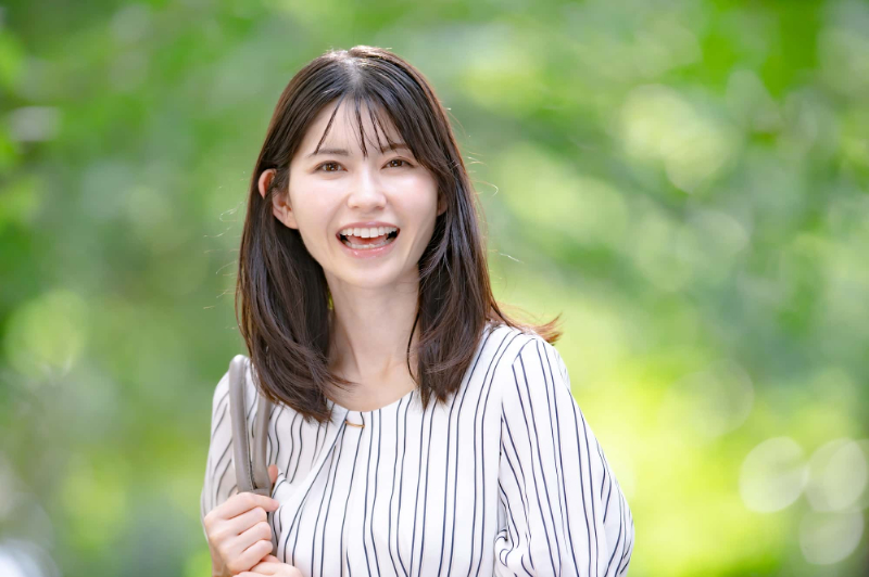 マウスピース矯正をした美しい歯ならびで笑う女性