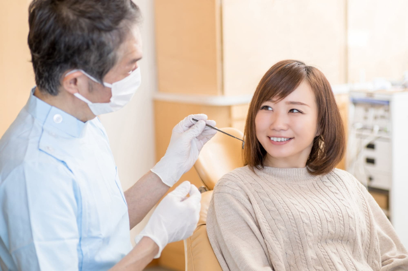 マウスピース矯正での失敗を避けるために歯科医に相談する女性