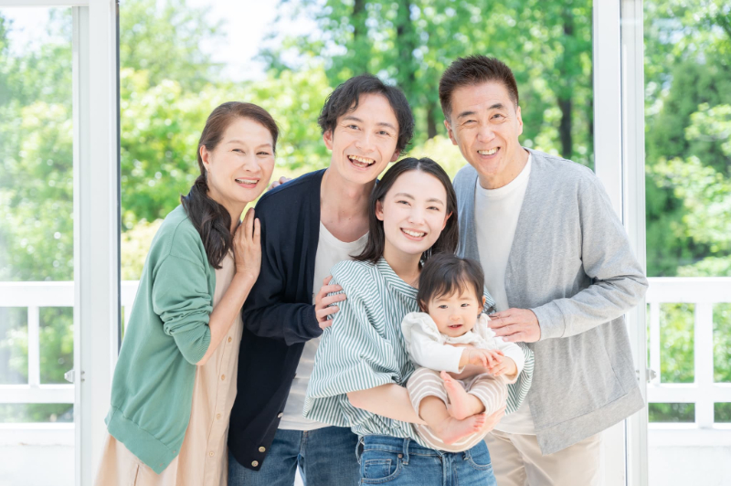 笑顔の3世代家族