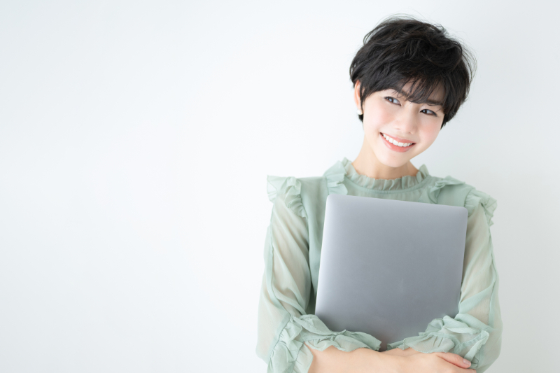 歯列矯正を終え笑顔になる女性
