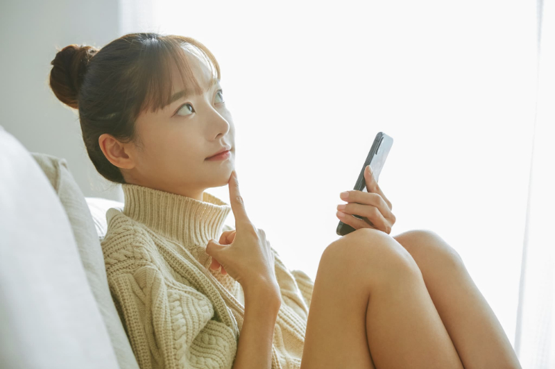 審美歯科治療の保険適用について考える女性