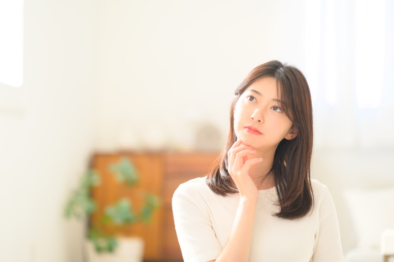 インビザラインで前歯のみ矯正できるのか考える女性