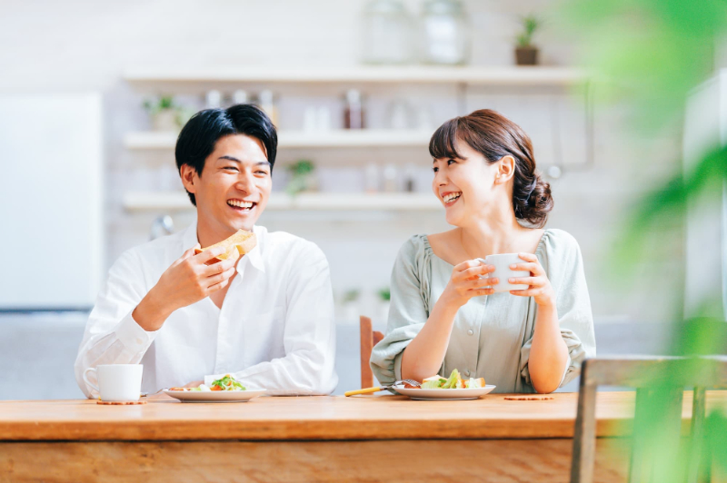 ダイニングで食事する笑顔の夫婦
