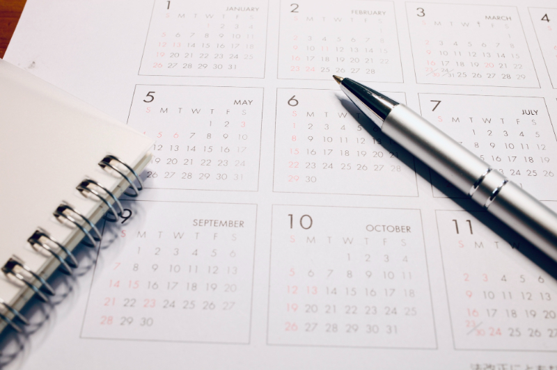 歯の矯正治療にはどれくらいの期間がかかるのか表すイメージ