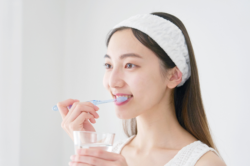ブラッシング指導を受け自宅でも丁寧に歯磨きをする女性