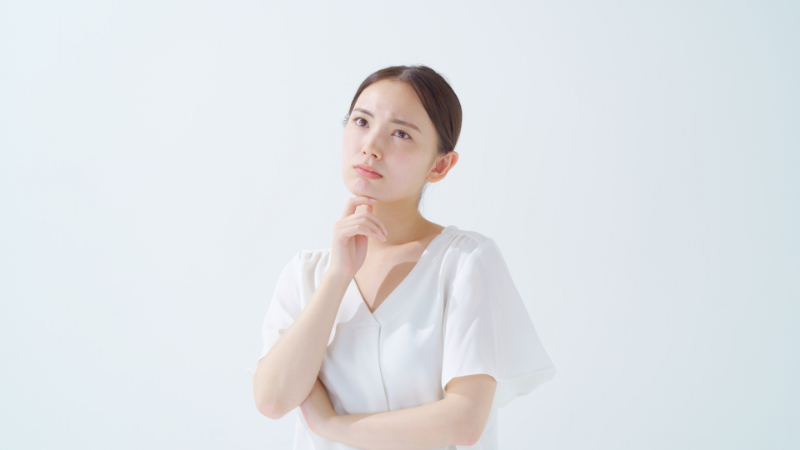 マウスピース矯正のデメリットを考える女性