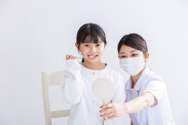 ブラッシング指導を受ける子ども