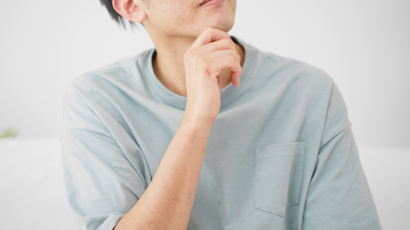 八重歯はマウスピース矯正で治せるのか考える様子