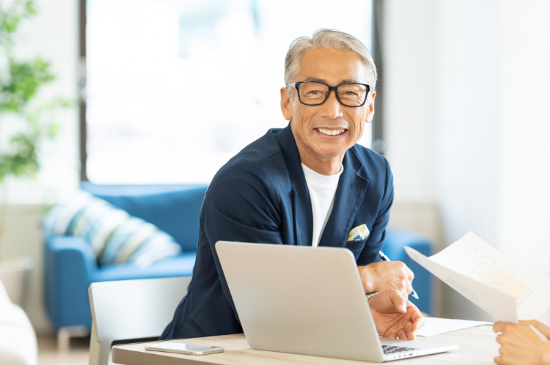 重度の歯周病を治療して笑顔で仕事をする男性