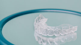 八重歯の矯正に使用するマウスピース