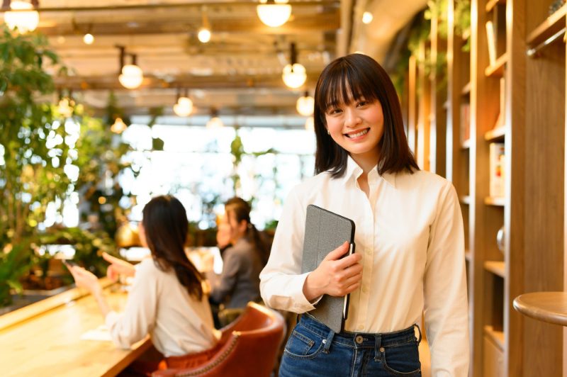 タブレット片手に笑顔の女性