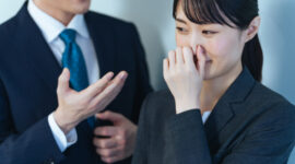 口臭が気になり鼻をつまむ女性