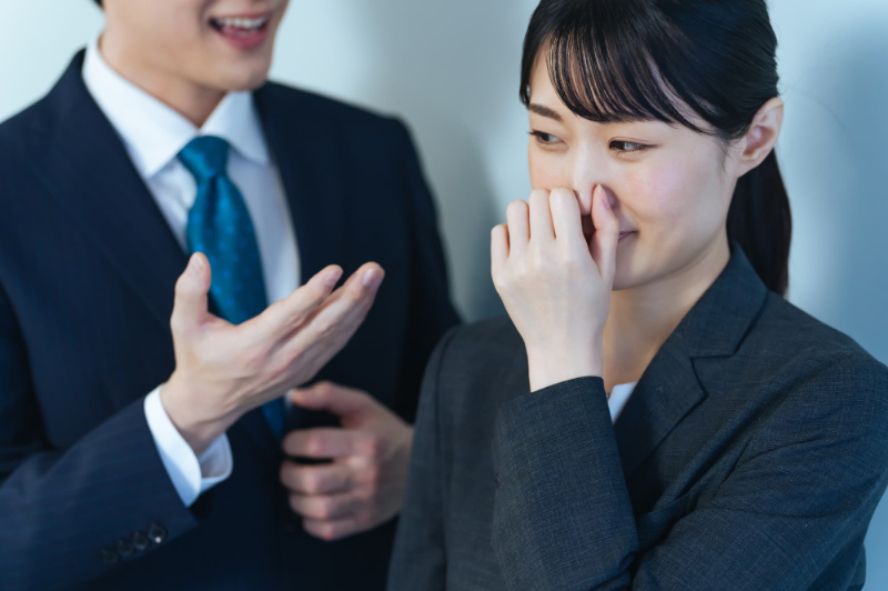 口臭が気になり鼻をつまむ女性