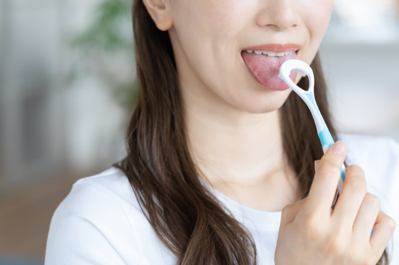 舌のケアをする女性