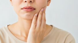 顎が小さいかもしれないと悩む女性