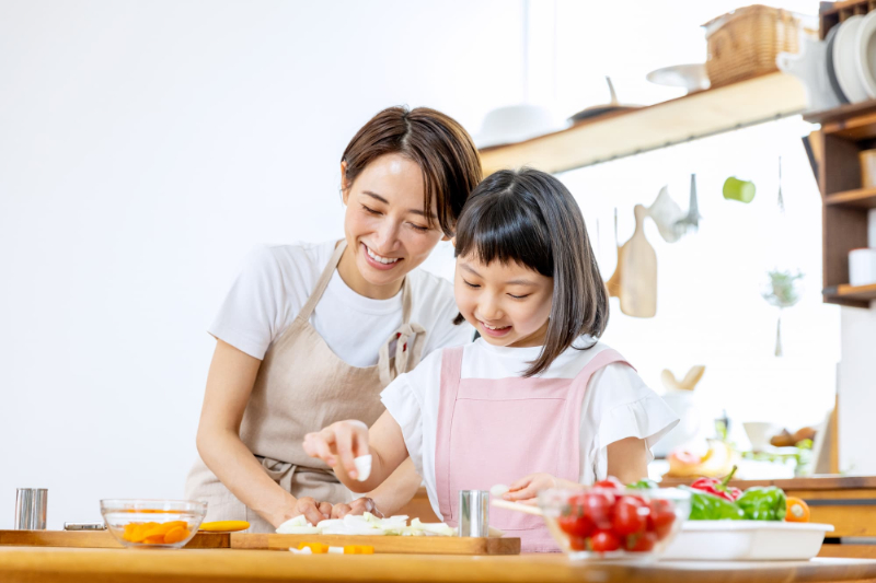 母親のお料理を手伝う子供