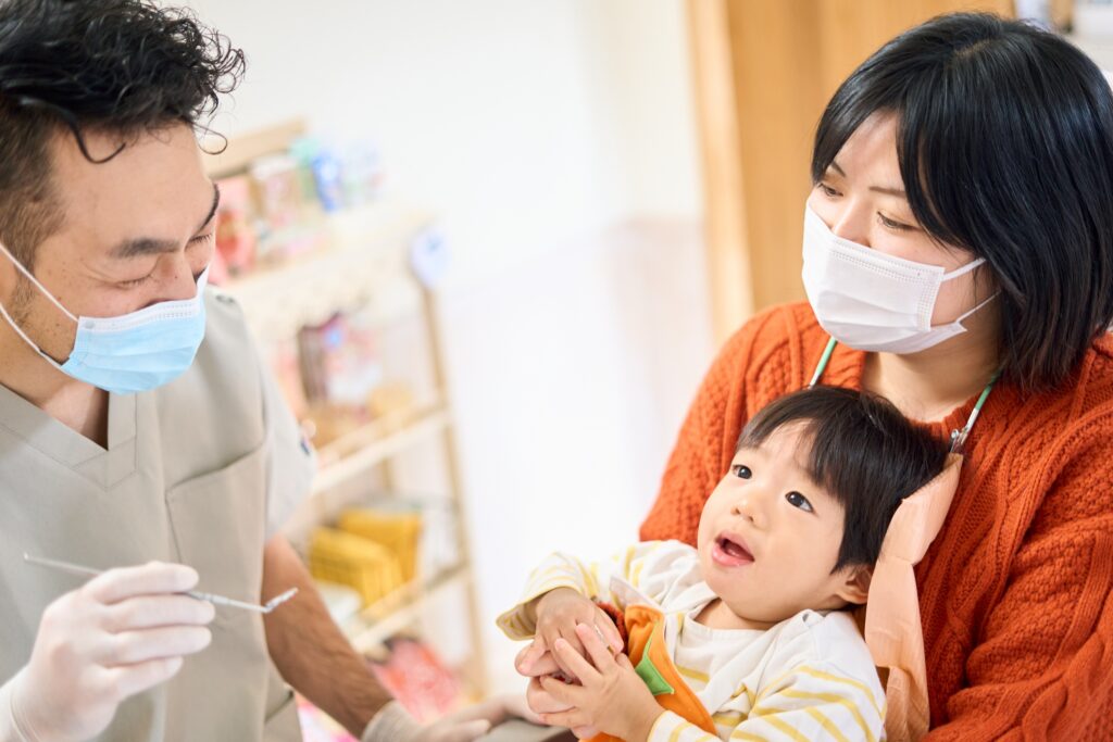 子どものすきっ歯の治療をする歯科医師