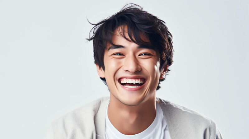 歯医者で定期検診を受けて美しい歯を維持した笑顔の男性