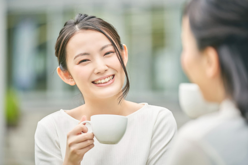 ワイヤー矯正で出っ歯を矯正した女性がコーヒーを楽しんでいるイメージ