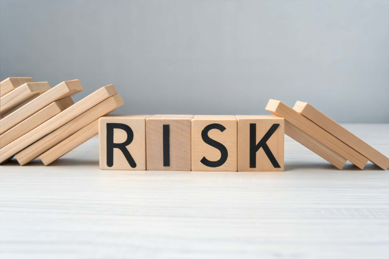 出っ歯を放置するリスクについて説明するイメージ