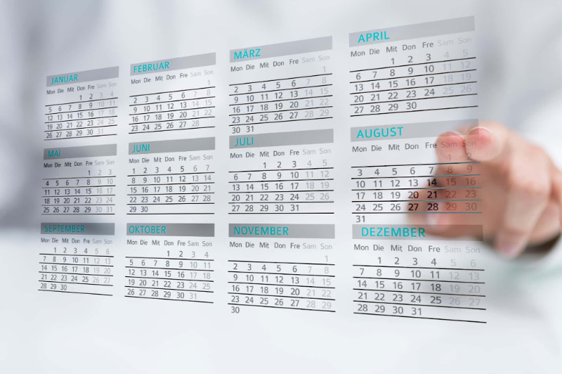 ワイヤー矯正による出っ歯の矯正にかかる期間を示すカレンダー