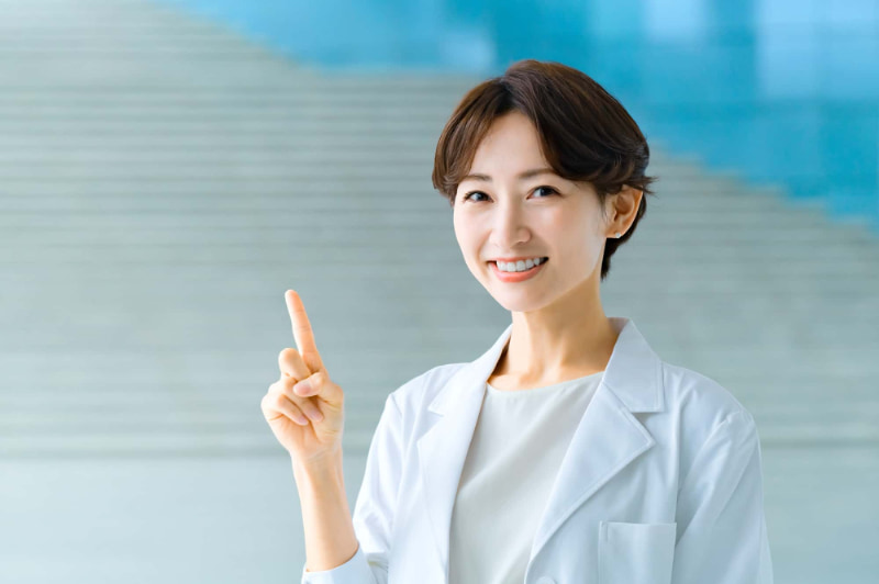 歯医者の定期検診について説明する歯科医