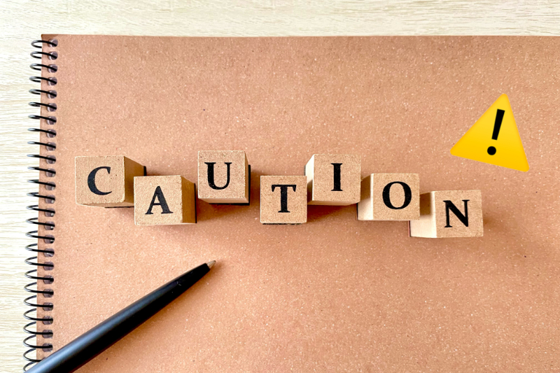 矯正中の痛みで受診すべきサインを伝えるイメージ