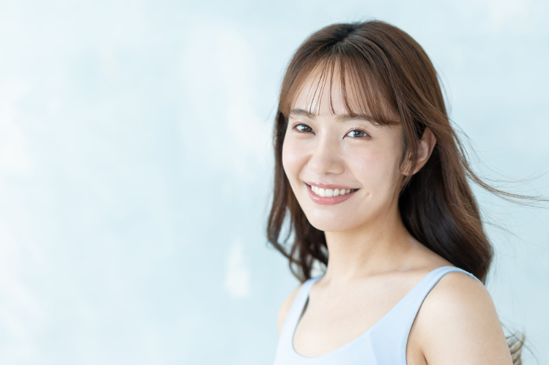 デュアルホワイトニングで白くなった歯に満足している女性