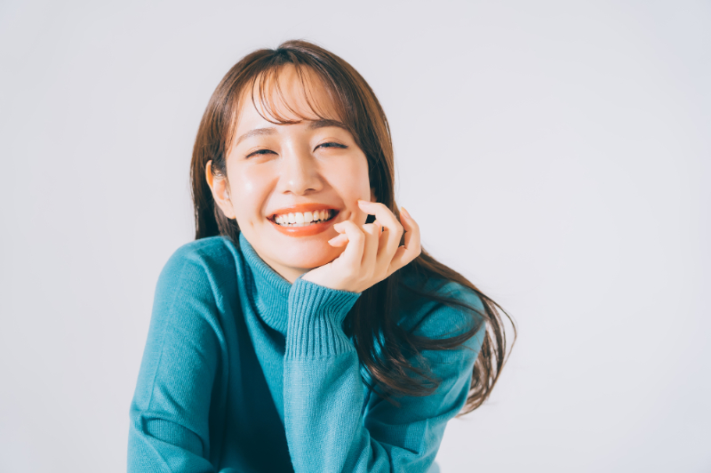 インビザラインで正中のズレを治して笑顔の女性