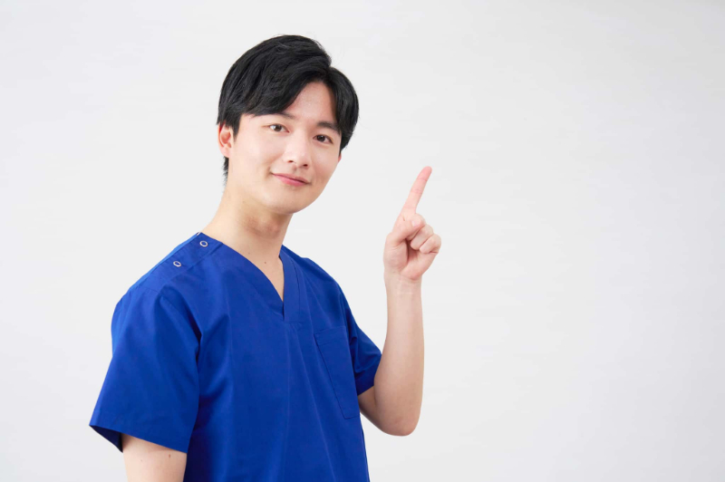 口臭について説明する歯科医