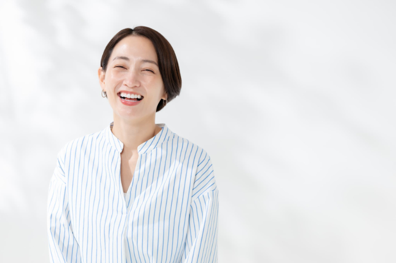 重度の虫歯を治療して笑顔の女性