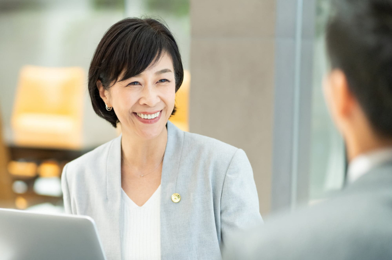 口臭を治療して笑顔で仕事に励む女性