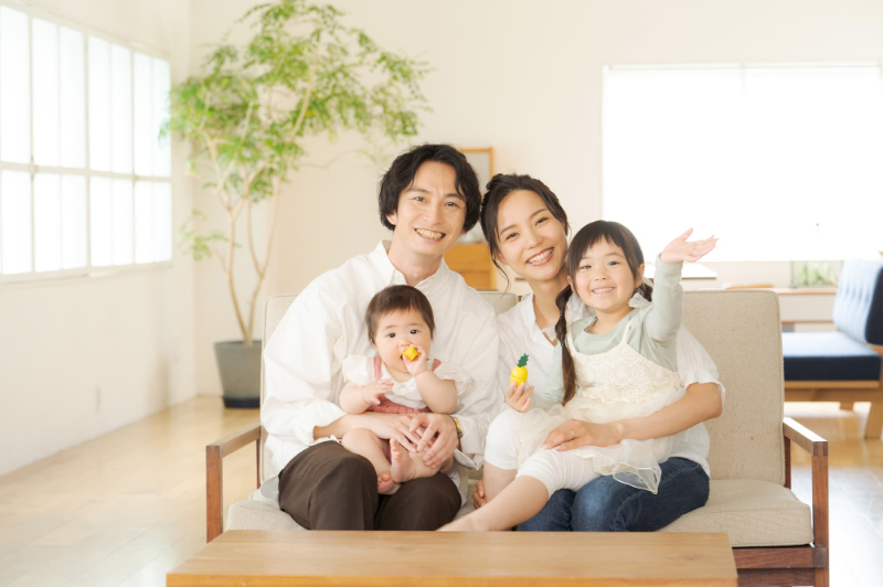 矯正をすませた子どもと笑顔の家族