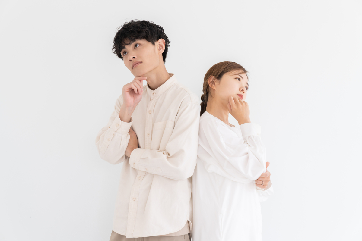 不正咬合とは何かを考える男女