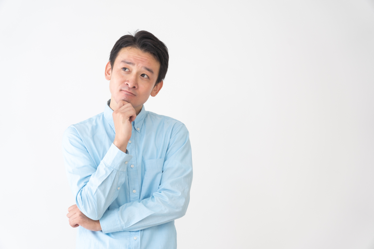 歯のクリーニングとは何かについて考えている男性