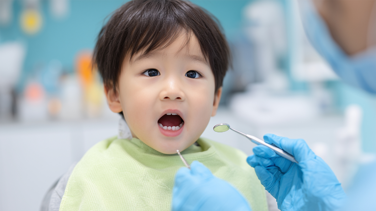 子どもの虫歯の治療をしている