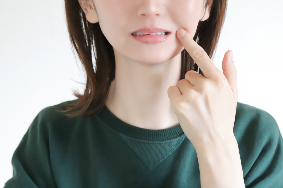 銀歯の下が虫歯になっているサインである歯がしみている女性